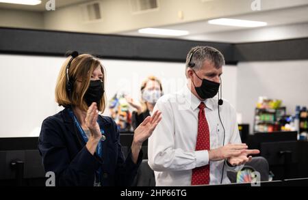 Kathy Lueders, Amministratore associato della direzione Missione esplorazione umana e operazioni, sinistra; Steve Stich, program manager del programma Commercial Crew Program della NASA, cogliete dopo il lancio di un razzo SpaceX Falcon 9 che trasporta la navicella spaziale Crew Dragon della NASA sulla missione SpaceX Crew-1 della NASA con gli astronauti Mike Hopkins, Victor Glover, Shannon Walker, E l’astronauta Soichi Noguchi dell’Agenzia per l’esplorazione aerospaziale giapponese (JAXA) a bordo, domenica 15 novembre 2020, nella sala dei licenziamenti quattro del Launch Control Center presso il Kennedy Space Center della NASA in Florida. Foto Stock