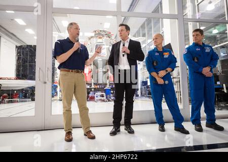 Jim Bridenstine, amministratore della NASA, a sinistra, parla alla stampa con l'ingegnere capo di SpaceX Elon Musk, secondo da sinistra, l'astronauta della NASA Doug Hurley, secondo da destra, E l'astronauta della NASA Bob Behnken, di fronte al Crew Dragon che è in preparazione per la missione Demo-2, presso la sede SpaceX, giovedì 10 ottobre 2019 a Hawthorne, CIRCA Foto Stock