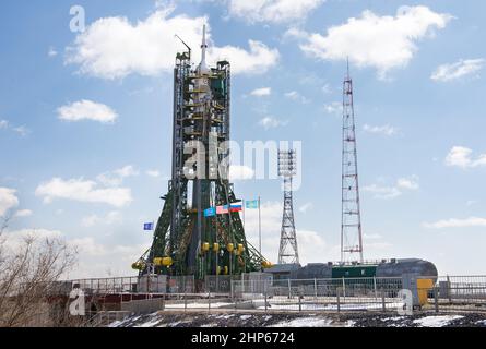 La navicella spaziale Soyuz TMA-20M è vista sul trampolino di lancio presso il Cosmodrome di Baikonur dopo che è stata benedetta da un prete ortodosso giovedì 17 marzo 2016 in Kazakistan. Foto Stock