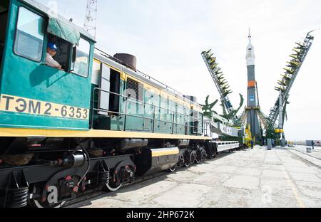 I bracci del gantry iniziano a chiudersi intorno alla navicella spaziale Soyuz TMA-17M per assicurare il razzo il 20 luglio 2015 presso il pattino di lancio 1 presso il Cosmodrome Baikonur in Kazakistan. Foto Stock