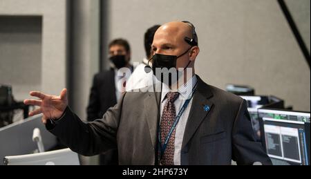 Michael Hess, direttore associato del Johnson Space Center della NASA, controlla il conto alla rovescia del lancio di un razzo SpaceX Falcon 9 che trasporta la navicella spaziale Crew Dragon della NASA sulla missione SpaceX Crew-1 della NASA Foto Stock