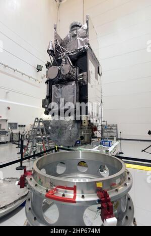 In una camera pulita presso Astrotech Space Operations a Titusville, Florida, NOAA's Geostationary Operational Environmental satellite-S, o GOES-S, è in fase di preparazione per l'incapsulamento nella carenatura del carico utile IT. Dopo l'incapsulamento, il satellite meteo sarà spostato nello Space Launch Complex-41 alla Stazione dell'Aeronautica militare di Cape Canaveral. GOES-S è il secondo di una serie di quattro satelliti meteorologici geostazionari avanzati Foto Stock