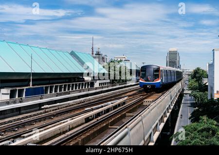 Bangkok, Thailandia - 30 luglio 2020, il treno del sistema di transito di Bangkok (massa) viaggia sulla ferrovia al binario a mezzogiorno, Bangkok, Thailandia. Foto Stock