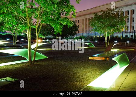 Le panchine commemorative sono illuminate presso il Memorial del 9/11 al Pentagono Foto Stock
