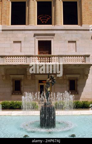 Una piccola statua e fontana abbelliscono il cortile pubblico della Boston Public Library Foto Stock