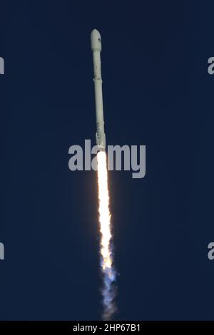 Un razzo SpaceX Falcon 9 sale verso l'alto dopo il sollevamento dallo Space Launch Complex 40 alla Stazione dell'Aeronautica militare di Cape Canaveral in Florida, portando il satellite Exoplet Survey (TESS) della NASA circa. 2018 Foto Stock