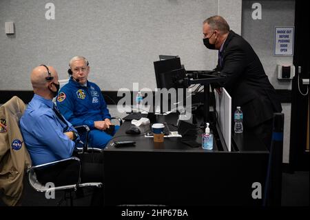 Stephen Koerner, direttore della direzione operazioni di volo presso il Johnson Space Center della NASA, a sinistra, e Pat Forrester, capo dell’ufficio astronauta della NASA, parlano con Norm Knight, direttore aggiunto delle operazioni di volo presso il Johnson Space Center della NASA, che controlla il conto alla rovescia del lancio di un razzo SpaceX Falcon 9 che trasporta la navicella spaziale Crew Dragon della NASA sulla missione SpaceX Crew-1 della NASA con gli astronauti Mike Hopkins, Victor Glover, Shannon Walker, E Giappone Aerospace Exploration Agency (JAXA) astronauta Soichi Noguchi a bordo, Domenica, 15 novembre 2020, in sala di fuoco quattro di Foto Stock
