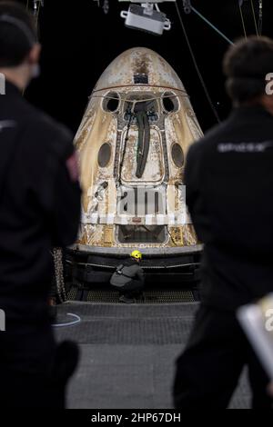 Le squadre di supporto lavorano intorno alla navicella spaziale SpaceX Crew Dragon Endeavour poco dopo che è atterrato nel Golfo del Messico al largo della costa di Pensacola, Florida, Lunedi, 8 novembre 2021. Foto Stock