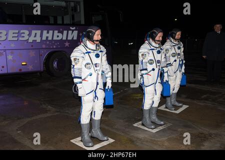 Spedizione 47 membri dell'equipaggio, l'ingegnere di volo Jeff Williams della NASA, a sinistra, il comandante di Soyuz Alexey Ovchinin di Roscosmos, centro, e l'ingegnere di volo Oleg Skripochka di Roscosmos, a destra, arrivano alla rampa di lancio per salire a bordo della navicella spaziale Soyuz TMA-20M per il lancio, sabato 19 marzo 2016 al Cosmodrome di Baikonur in Kazakhstan. Foto Stock