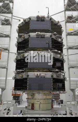 In una camera pulita presso l'Astrotech Space Operations Facility di Titusville, Florida, la lavorazione degli osservatori multiscala Magnetosferici (MMS) della NASA è completa e sono pronti per essere racchiusi in una carenatura del carico utile Atlas per il lancio ca. 2015 Foto Stock