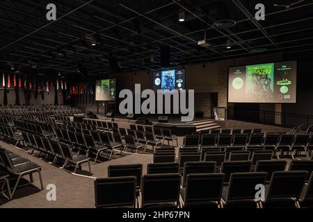 Toronto, Canada. 18th Feb 2022. La sala teatro del documentario 'Rivoluzione dei nostri tempi' dopo uno spettacolo esaurito.Toronto HK Club ospita una proiezione della 'Rivoluzione dei nostri tempi' un documentario controverso sulle 2019-2020 proteste di Hong Kong dirette da Kiwi Chow, a Toronto, Canada. Prima premiazione ad una sorpresa che mostra al Festival di Cannes, i biglietti sono stati venduti in proiezioni in tutto il Canada mentre sono stati vietati in Cina e Hong Kong. Credit: SOPA Images Limited/Alamy Live News Foto Stock