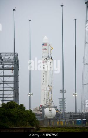 Il razzo Orbital Sciences Corporation Antares, con la navicella spaziale Cygnus a bordo, si trova in posizione verticale al lancio Pad-0A dopo essere stato sollevato con successo in posizione per il lancio, giovedì 10 luglio 2014, presso la struttura di volo Wallops della NASA in Virginia. Foto Stock