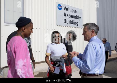 Il direttore del Centro spaziale Kennedy Bob Cabana parla membri del cast e dell'equipaggio del prossimo film "Hidden Figures" all'esterno dell'edificio dell'assemblaggio dei veicoli. Da sinistra ci sono Pharrell Williams, musicista e produttore di “Hidden Figures”, Taraji P. Henson, che ritrae Katherine Johnson nel film e Cabana. Il film è basato sul libro dello stesso titolo, di Margot Lee Shetterly. Foto Stock