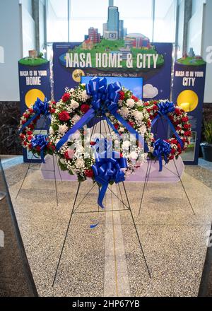 Le corone sono viste nella lobby del quartier generale della NASA il giorno della memoria della NASA, giovedì 7 febbraio 2019, a Washington. Le corone saranno poste in siti commemorativi nel cimitero nazionale di Arlington più tardi oggi in memoria di quegli uomini e donne che hanno perso la vita nella ricerca di esplorazione spaziale Foto Stock