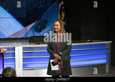 Rebecca Regan della Boeing Communications parla ai membri dei social media nell'auditorium del sito della stampa del Kennedy Space Center. Il briefing si è incentrato sulla ricerca prevista per il lancio della Stazione spaziale Internazionale ca. 2017 Foto Stock