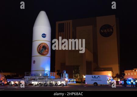 Incapsulato nella carenatura del carico utile, la sonda solare Parker della NASA viene trasportata oltre l'edificio di assemblaggio del veicolo presso il Kennedy Space Center dell'agenzia, lunedì 30 luglio 2018. La navicella spaziale è in arrivo allo Space Launch Complex 37 presso la Stazione dell'Aeronautica militare di Cape Canaveral, dove sarà accoppiata in cima a un razzo United Launch Alliance Delta IV Heavy. La missione eseguirà le osservazioni più vicine di una stella quando viaggia attraverso l'atmosfera del Sole, chiamata corona. La sonda si baserà su misurazioni e immagini per rivoluzionare la nostra comprensione della corona e della connessione Sole-Terra Foto Stock