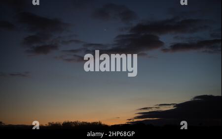 Giove, a sinistra, e Saturno, a destra, sono visti dopo il tramonto da Washington, DC, Martedì, 22 dicembre 2020. Foto Stock
