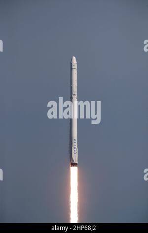 Un razzo Falcon 9 si solleva dal complesso Space Launch 40 della Stazione dell'Aeronautica militare di Cape Canaveral portando il veicolo spaziale Dragon Resupply alla Stazione spaziale Internazionale ca. 2016 Foto Stock