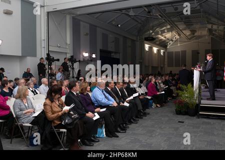 Il Senato di Stato Thad Altman, presidente e Amministratore Delegato della Fondazione Memoriale degli astronauti, parla durante la cerimonia del giorno della memoria di quest'anno presso il Kennedy Space Center Visitor Complex. Ogni anno i dipendenti e gli ospiti dello spaceport si uniscono ad altri in tutta la NASA onorando i contributi degli astronauti che sono morti nella conquista dello spazio. Foto Stock