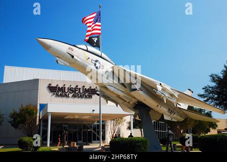 Un Grumman F14 si trova di fronte al Museo dell'aviazione navale di Pensacola, Florida Foto Stock