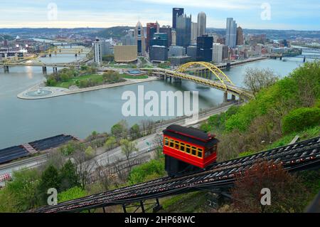 La funicolare di Duquesne sale su una scogliera, offrendo splendide vedute dello skyline di Pittsburgh, Pennsylvania Foto Stock