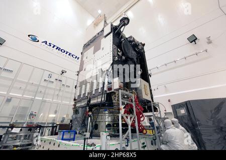 In una camera pulita presso Astrotech Space Operations a Titusville, Florida, tecnici e ingegneri stanno preparando il satellite geostazionario ambientale operativo NOAA, o GOES-S, per l'incapsulamento nella carenatura del carico utile IT. Dopo l'incapsulamento, il satellite meteo sarà spostato nello Space Launch Complex-41 alla Stazione dell'Aeronautica militare di Cape Canaveral. GOES-S è il secondo di una serie di quattro satelliti meteorologici geostazionari avanzati. La serie GOES-R - costituita dalle navicelle SPAZIALI GOES-R, GOES-S, GOES-T e GOES-U - migliorerà significativamente la rilevazione e l'osservazione di fenomeni ambientali che Foto Stock