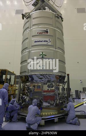 Assistere i tecnici come una gru abbassa Orbital ATK della CYGNUS pressurizzato modulo di carico su un supporto di lavoro all'interno del payload pericoloso Impianto di manutenzione presso la NASA del Kennedy Space Center in Florida. CYGNUS sarà fissato sul supporto di lavoro per finale caricamento propellente e la fine di stivaggio del carico. L'orbitale ATK CRS-7 di rialimentazione commerciale servizi missione alla stazione spaziale internazionale è prevista per il lancio in cima a un regno lancio Alleanza Atlas V rocket from Space Launch Complex 41 alla Cape Canaveral Air Force Station su Marzo 19, 2017. CYGNUS consegnerà migliaia di sterline di forniture, attrezzature e s Foto Stock