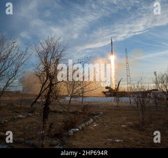 Un booster Soyuz lanci di razzi Soyuz MS-11 navicella spaziale dal cosmodromo di Baikonur in Kazakistan il Lunedi, Dicembre 3, 2018 Cosmodromo di tempo, portando Expedition 58 Soyuz Commander Oleg Kononenko di Roscosmos, Tecnico di volo Anne McClain della NASA e tecnico di volo David Saint-Jacques della Canadian Space Agency (CSA) in orbita per iniziare i loro sei e mezzo di mesi di missione sulla Stazione spaziale internazionale. Foto Stock