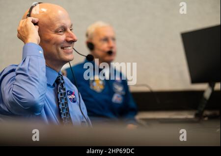 Stephen Koerner, direttore della direzione operazioni di volo presso il Johnson Space Center della NASA, controlla il conto alla rovescia del lancio di un razzo SpaceX Falcon 9 che trasporta la navicella spaziale Crew Dragon della NASA sulla missione SpaceX Crew-1 della NASA con gli astronauti Mike Hopkins, Victor Glover, Shannon Walker, E l’astronauta Soichi Noguchi dell’Agenzia per l’esplorazione aerospaziale giapponese (JAXA) a bordo, domenica 15 novembre 2020, nella sala dei licenziamenti quattro del Launch Control Center presso il Kennedy Space Center della NASA in Florida. Foto Stock