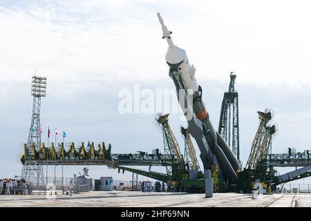 La navicella spaziale Soyuz TMA-17M è stata sollevata in posizione sulla piattaforma di lancio lunedì 20 luglio 2015 presso la Cimmodrome di Baikonur in Kazakhstan. Foto Stock