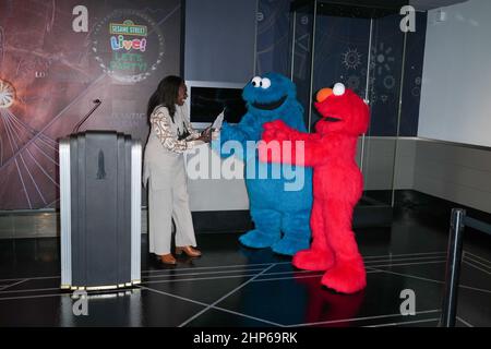 New York, Stati Uniti. 18th Feb 2022. Sesame Street Elmo e cookie Monster visitano l'Empire state Building. Credit: SOPA Images Limited/Alamy Live News Foto Stock