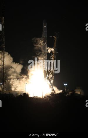 Il veicolo di lancio SpaceX Falcon 9 in due fasi si solleva dallo Space Launch Complex 40 alla Stazione dell'Aeronautica militare di Cape Canaveral, portando la navicella spaziale SpaceX Dragon per la Stazione spaziale Internazionale. Liftoff è stato alle 5:42 EDT di venerdì 29 giugno 2018. In occasione della missione Commercial Resupply Services della società nel 15th presso la Stazione spaziale Internazionale, Dragon è piena di forniture e payload, inclusi materiali critici per supportare diverse indagini scientifiche e di ricerca che si verificheranno durante la spedizione 56. Il tronco non pressurizzato della navicella spaziale trasporta un'estremità di chiusura costruita in Canada Foto Stock
