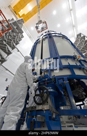 In una camera pulita presso Astrotech Space Operations a Titusville, Florida, tecnici e ingegneri monitorano i progressi mentre il satellite geostazionario ambientale operativo NOAA, o GOES-S, è incapsulato nella carenatura del carico utile. Presto sarà trasferito allo Space Launch Complex 41 presso la Stazione dell'Aeronautica militare di Cape Canaveral per il montaggio sul razzo Atlas V che farà salire il satellite in orbita. GOES-S è il secondo di una serie di quattro satelliti meteorologici geostazionari avanzati che miglioreranno significativamente il rilevamento e l'osservazione di fenomeni ambientali che influenzano direttamente la sicurezza pubblica, pro Foto Stock