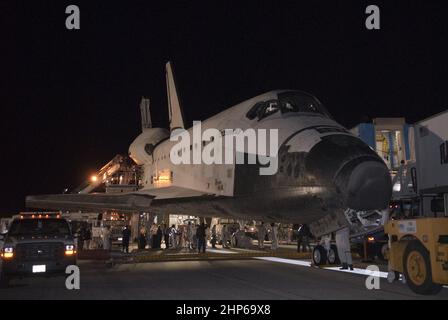 Lo Space Shuttle Endeavour è pronto per il trasporto all'impianto di lavorazione Orbiter dopo il suo atterraggio riuscito sulla Runway 15 presso lo Shuttle Landing Facility presso il Kennedy Space Center della NASA in Florida ca. 2010 Foto Stock