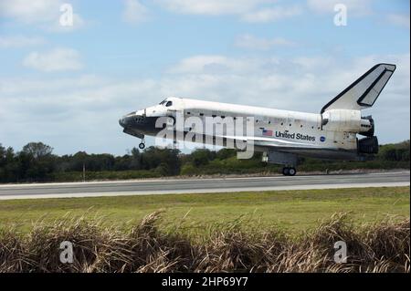 Lo Space Shuttle Discovery tocca la pista 15 presso la struttura Shuttle Landing presso il Kennedy Space Center della NASA in Florida ca. 2011 Foto Stock