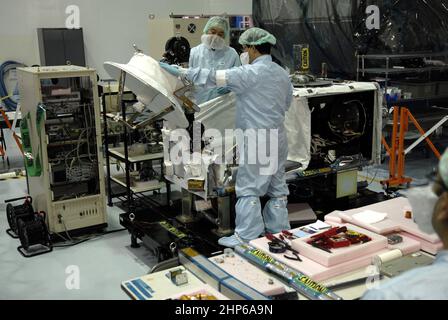 Nell'impianto di elaborazione della stazione spaziale del Kennedy Space Center della NASA in Florida, Japanese Aerospace Exploration Agency, o JAXA, i tecnici testano l'implementazione di un'antenna dall'Inter Orbit Communication System Extended Facility, o ICS-EF. L'antenna e un meccanismo di puntamento verranno utilizzati per comunicare con il satellite di prova del relè dati JAXA, o DRTS. Foto Stock