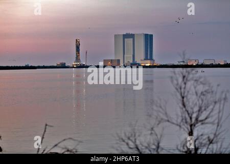 Una vista mattutina dell'iconico edificio dell'assemblaggio dei veicoli, sulla destra, e un lanciatore mobile presso il Kennedy Space Center della NASA in Florida, il 21 giugno 2018 dal centro Saturn V del vicino complesso visitatori del Kennedy Space Center. Exploration Ground Systems si sta preparando sia per supportare l'elaborazione che il lancio del razzo Space Launch System dell'agenzia e del veicolo spaziale Orion per le missioni Exploration Mission-1 e Deep Space. Foto Stock