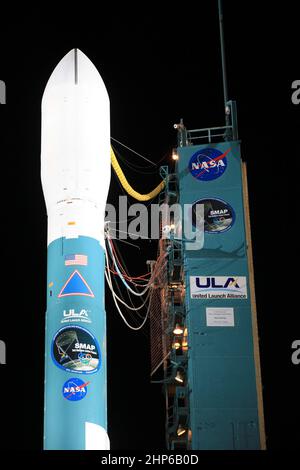 Il gantry di lancio viene riportato indietro per rivelare il razzo United Launch Alliance Delta II con il suolo Moisture Active Passive, o SMAP, satellite a bordo, allo Space Launch Complex 2 alla base dell'aeronautica di Vandenberg, California ca. 2015 Foto Stock