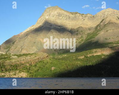 Nel tardo pomeriggio nuvola all'ombra su Vimy Peak al Waterton Lakes National Park Foto Stock