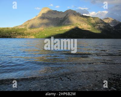 Onde dolci lungo la riva del lago Upper Waterton con Vimy Peak all'orizzonte Foto Stock