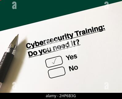 Una persona sta rispondendo alle domande sulla cybersicurezza. La persona pensa di aver bisogno di un training sulla cybersicurezza. Foto Stock