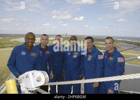 I membri della navetta spaziale dell'equipaggio STS-129 di Atlantis prendono tempo dal loro addestramento al pattino di lancio 39A al Kennedy Space Center della NASA in Florida per posare per un ritratto di gruppo. Da sinistra ci sono gli specialisti della missione Robert L. Satcher Jr. E Randy Brannik; il pilota Barry E. Wilmore; gli specialisti della missione Leland Melvin e Mike Foreman; e il comandante Charles O. Hobaugh ca. 2009 Foto Stock
