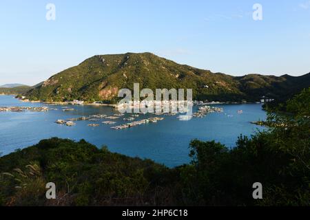 Una vista di Pichic Bay e Sok Kwu WAN nell'isola di Lamma, Hong Kong. Foto Stock