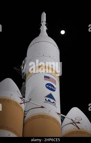 Il gantry di lancio viene riportato indietro per rivelare la navicella spaziale Orion della NASA montata in cima a un razzo United Launch Alliance Delta IV Heavy presso il complesso Space Launch Station di Cape Canaveral 37 ca. 2014 Foto Stock