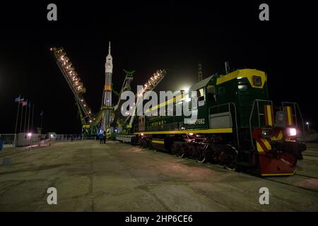 I bracci del gantry si chiudono intorno alla navicella spaziale Soyuz TMA-20M per fissare il razzo al trampolino di lancio mercoledì 16 marzo 2016 presso il Cossodrome Baikonur in Kazakhstan Foto Stock