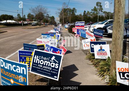 Spring Branch, Stati Uniti. 18th Feb 2022. I cartelli della campagna fiancheggiano i marciapiedi il 18 febbraio 2022, al di fuori di una sede di votazione a Spring Branch, Texas, appena fuori Houston, Texas. Le elezioni primarie del Texas si terranno dal 14 al 25 febbraio 2022, con il giorno delle elezioni del March1, 2022. Nella contea di Harris, gli elettori possono votare di persona, per posta, o al margine (con una ragionevole scusa). (Foto di Jennifer Lake/SIPA USA) Credit: Sipa USA/Alamy Live News Foto Stock