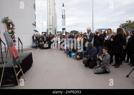 Cerimonia di posa della corona in onore di John H Glenn Jr. Alla mostra Hereos and Legends situata presso il Kennedy Space Center Visitor Complex (KSCVC). Foto Stock