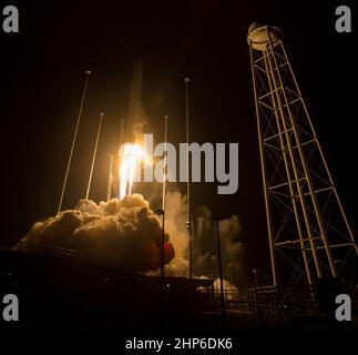 Il razzo Orbital ATK Antares, con la navicella spaziale Cygnus a bordo, parte da Pad-0A, lunedì 21 maggio 2018 presso la struttura di volo Wallops della NASA in Virginia. La nona missione di rifornimento di carico con la NASA presso la Stazione spaziale Internazionale di Orbital ATK consegnerà circa 7.400 libbre di scienza e ricerca, forniture di equipaggio e hardware per veicoli al laboratorio orbitale e al suo equipaggio. Foto Stock