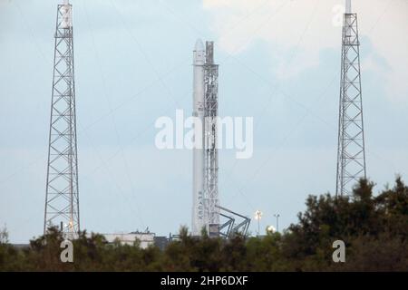 Un razzo SpaceX Falcon 9 è preparato per il liftoff al complesso Space Launch 40 ca della Stazione dell'Aeronautica militare di Cape Canaveral. 2016 Foto Stock