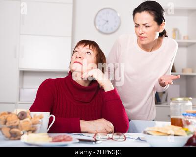 Due donne che hanno un serio litigio e parlano Foto Stock